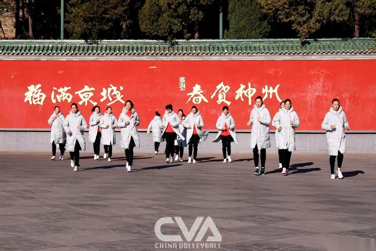 香山八大处，土石路上，中国女排的新集训，直接拉到了户外。队员们呼吸粗重，汗水打湿