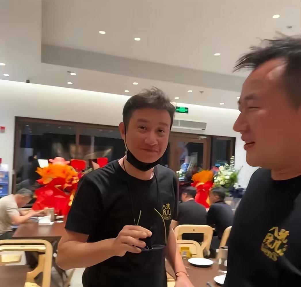 真是没想到，文章店里的招牌都自己写，字还好漂亮！
文章在上海开的陕西面馆火了，火