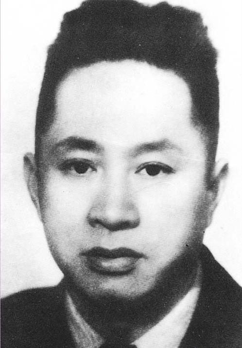 1912年，叶挺被迫迎娶童养媳黄春。洞房花烛夜，父亲警告他说：“好好圆房，给叶家