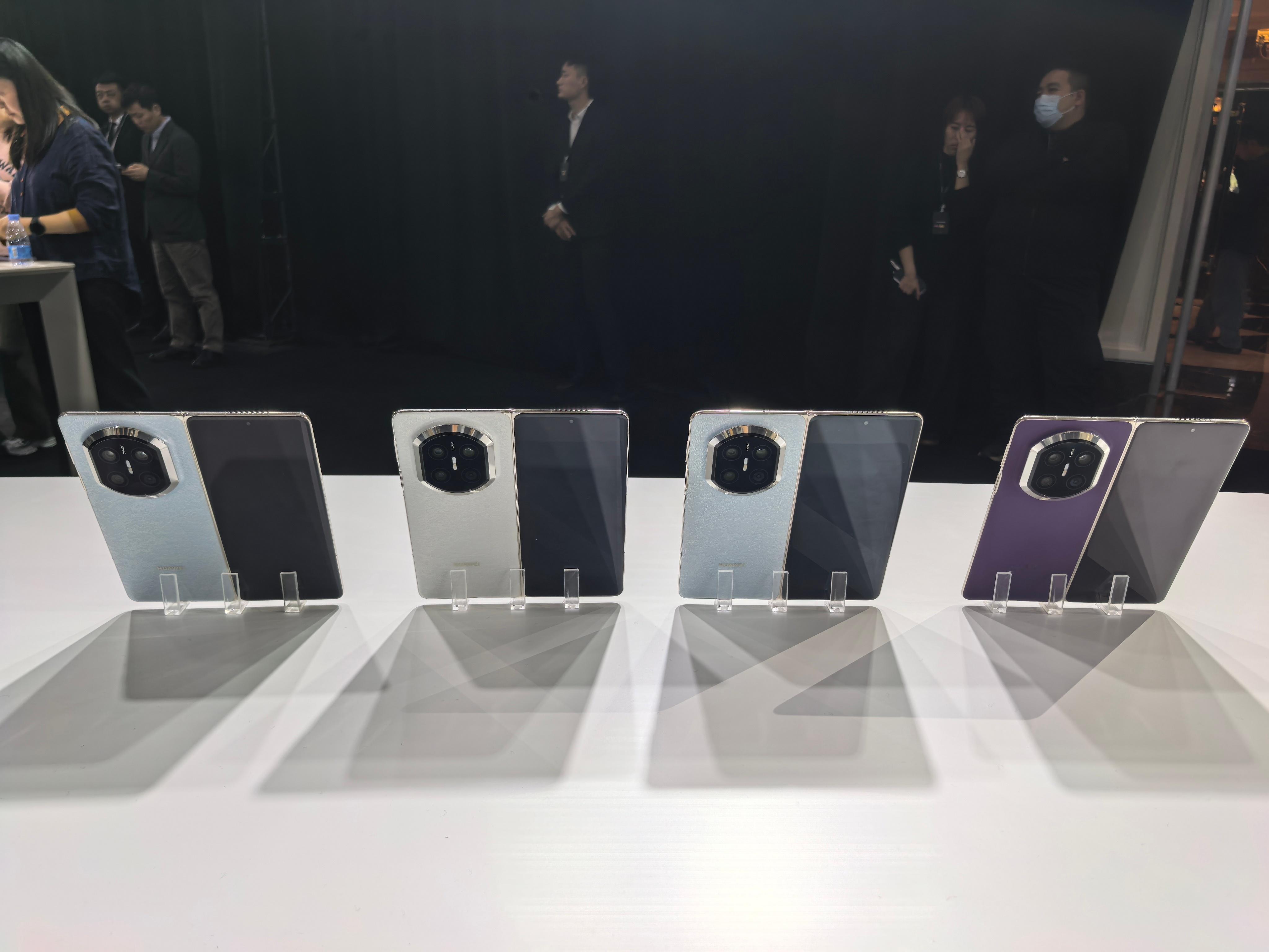 已经摸上了，手感真不赖背板也好看，Mate X7再一次在外观、影像、可靠、AI体