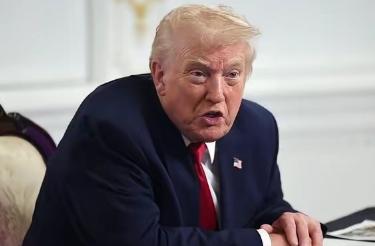 人在江湖飘，哪能不挨刀，特朗普也该遇到一点挫折了。
 
其实特朗普上台之后遇到了