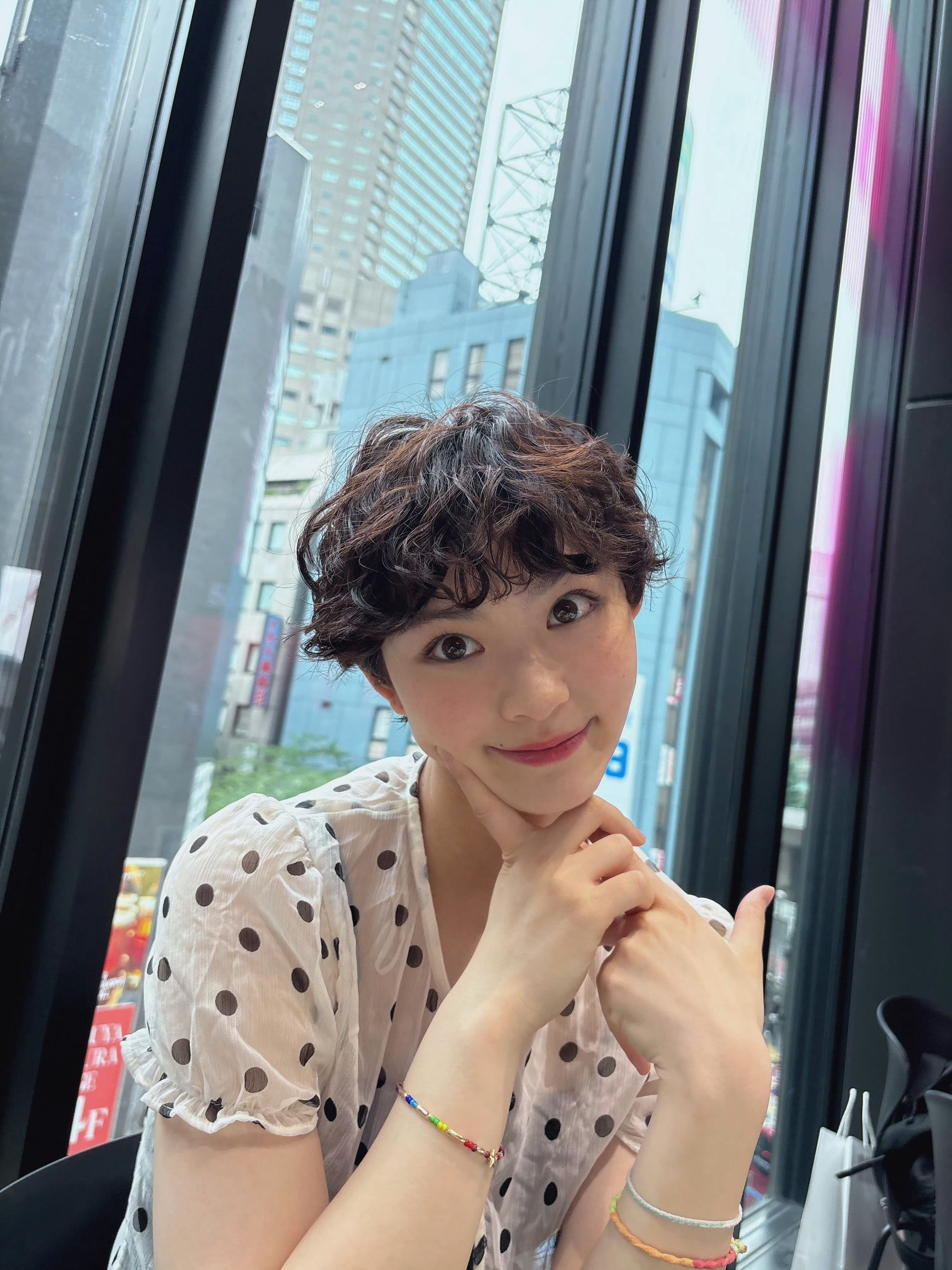 事实证明，长得再漂亮，这种短卷发都很显老，但又实在很萌，友花真是卡哇伊。 