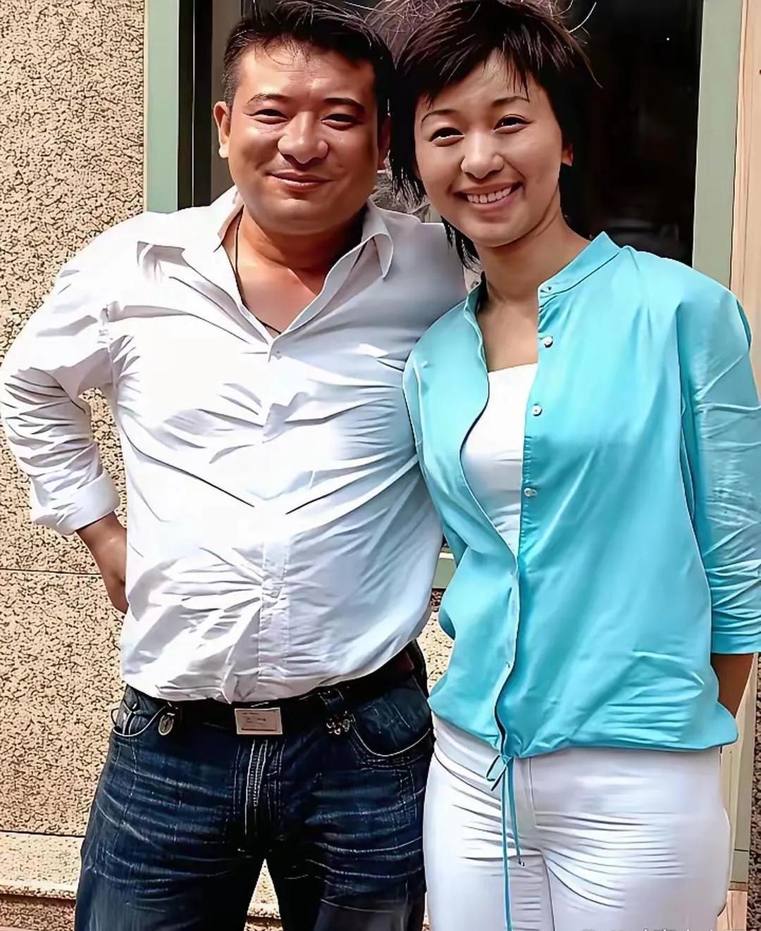 20多岁时，欧阳夏丹与男友的一张合影。那个时候的欧阳夏丹看起来满脸的开心，非常的