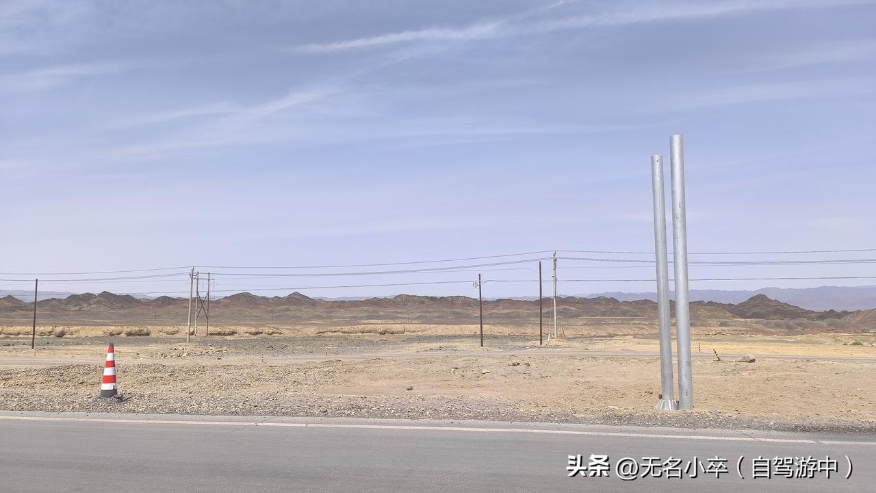 也没人告诉我，新疆哈密到乌鲁木齐一路上都是这样的景色呢！
大家是不是说短视频看了