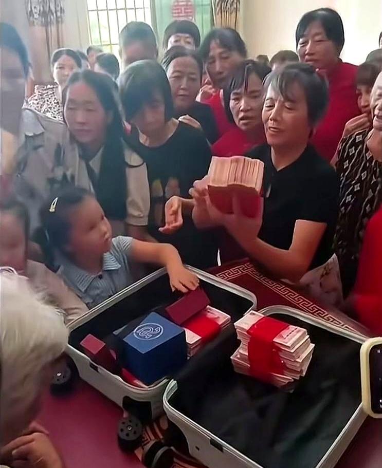 赣州农村小伙娶媳妇，38万彩礼掏空家底。
父母养老钱全拿出，还借10万外债，婚