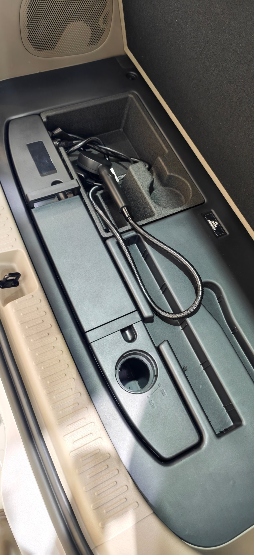 智己LS9的后备箱淋浴装备今天也是看到了，下方是一个10升的水箱，10分钟就能把