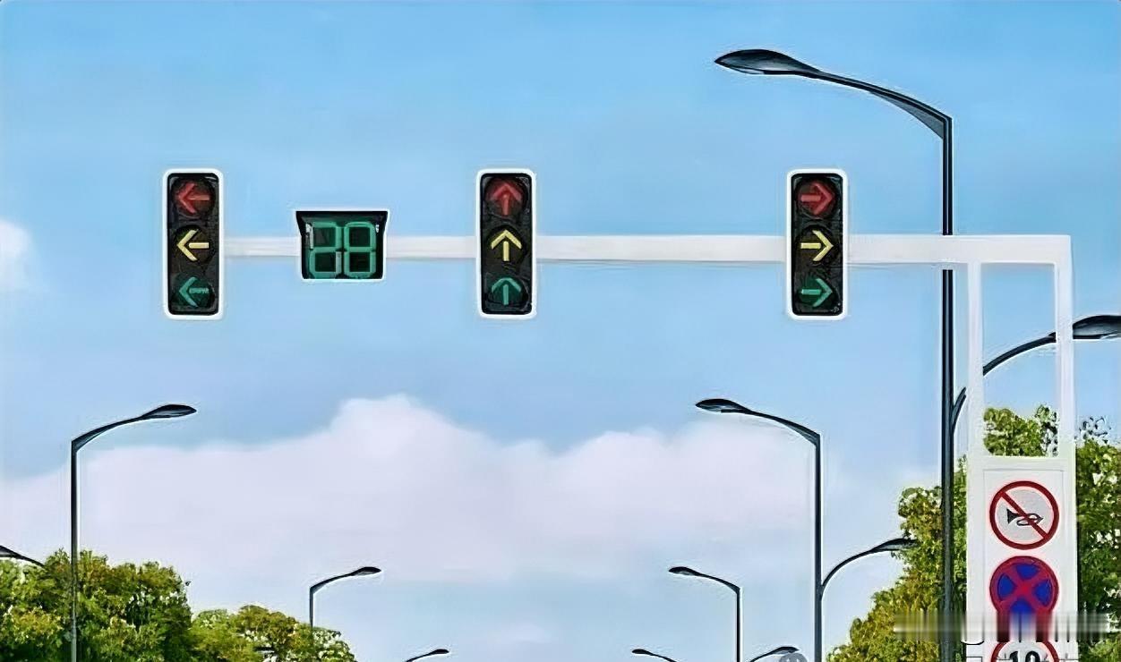 如今很多路口都换上了新版红绿灯，新旧两种信号灯各有优劣，也成了大家热议的话题。