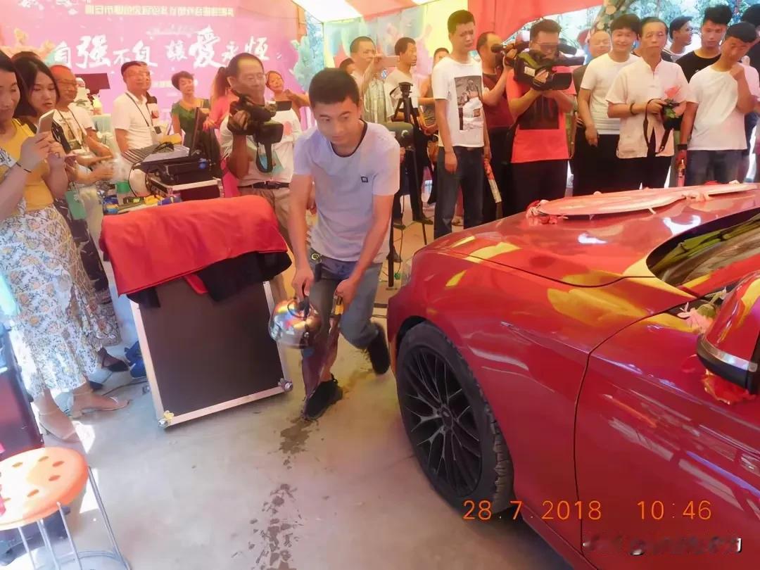 打醋坛
赵权力
民间乡俗几千年
车到门前打醋坛
左转三圈出栋梁
右转三圈出状元