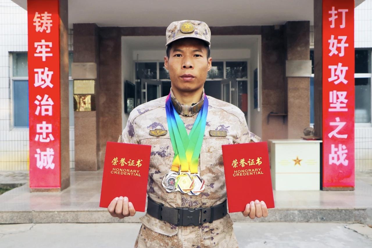 王腾飞，2015年9入伍，二级上士军衔，现任班长。入伍11年来，多次在比武考核中