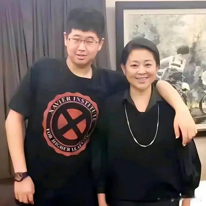 1999年，倪萍晚上跑到冯小刚家中，突然跪在地上，痛哭流涕，对冯小刚说：“哥，我