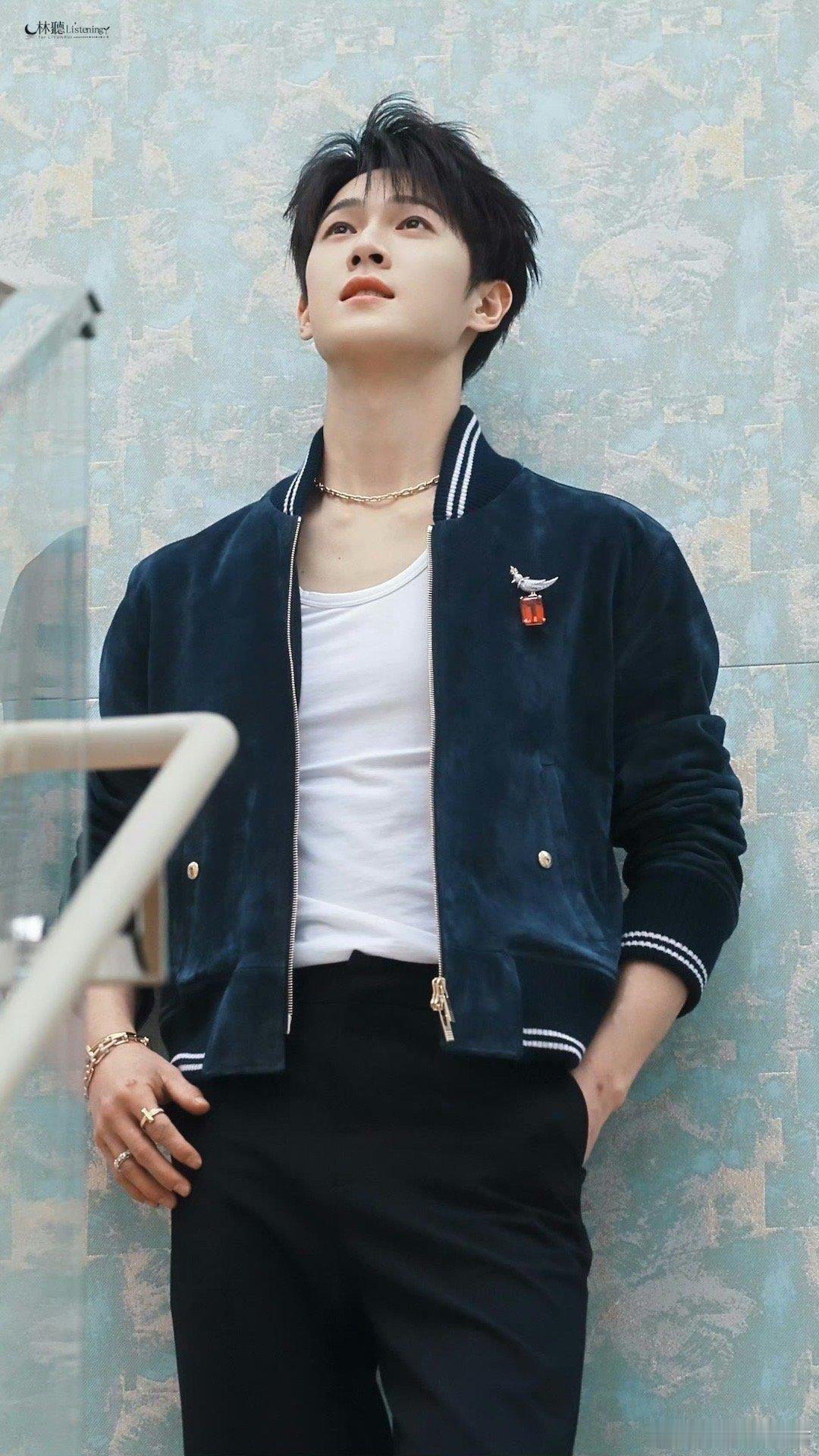 李昀锐三里屯线下活动李昀锐 线下生图帅成啥了都蓝色夹克内搭白背心简约清爽，典型的