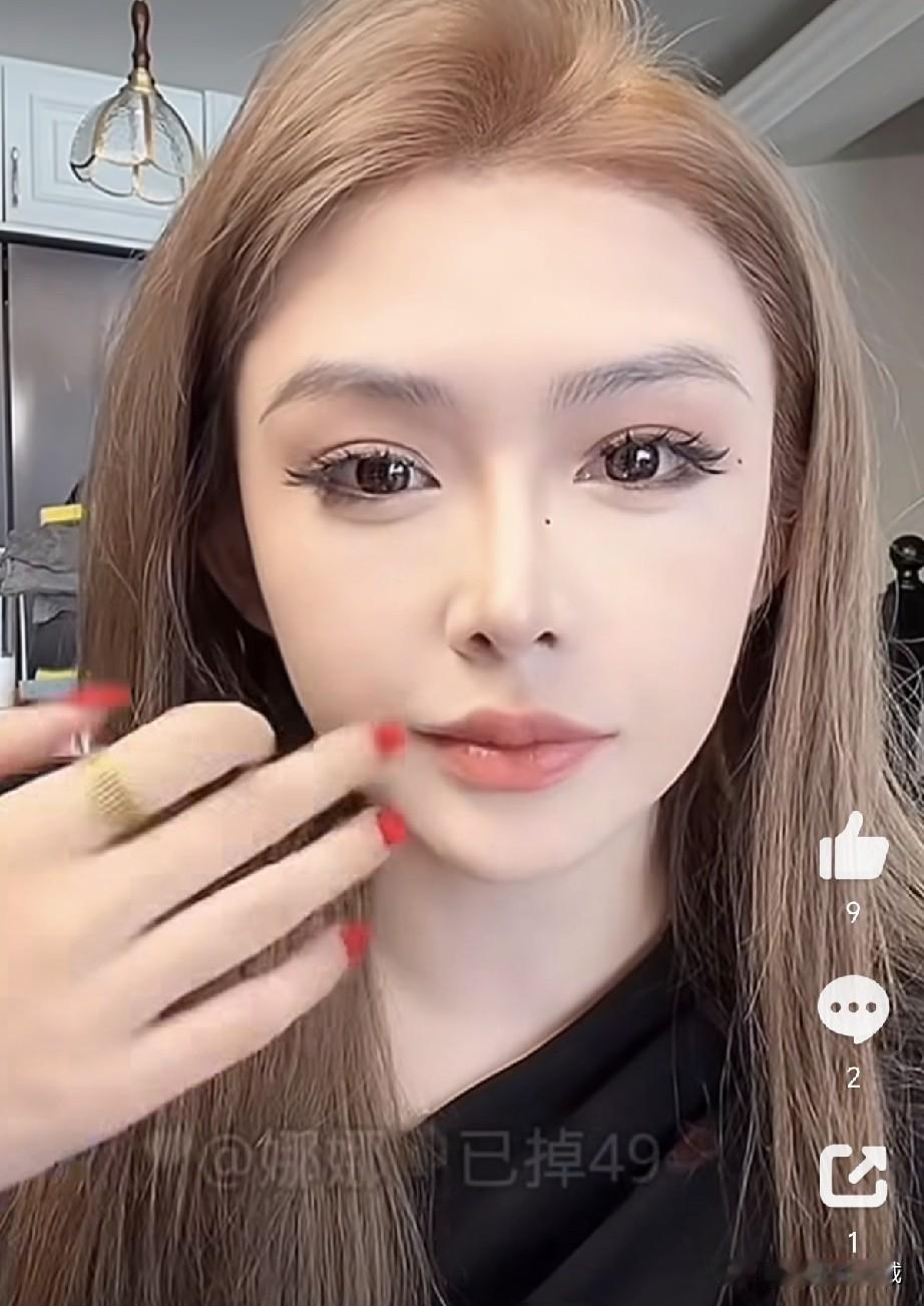 代价太大了！网红祖宗娜想变美，如今却脸歪面瘫，还被关小黑屋6小时！
 
老话说的
