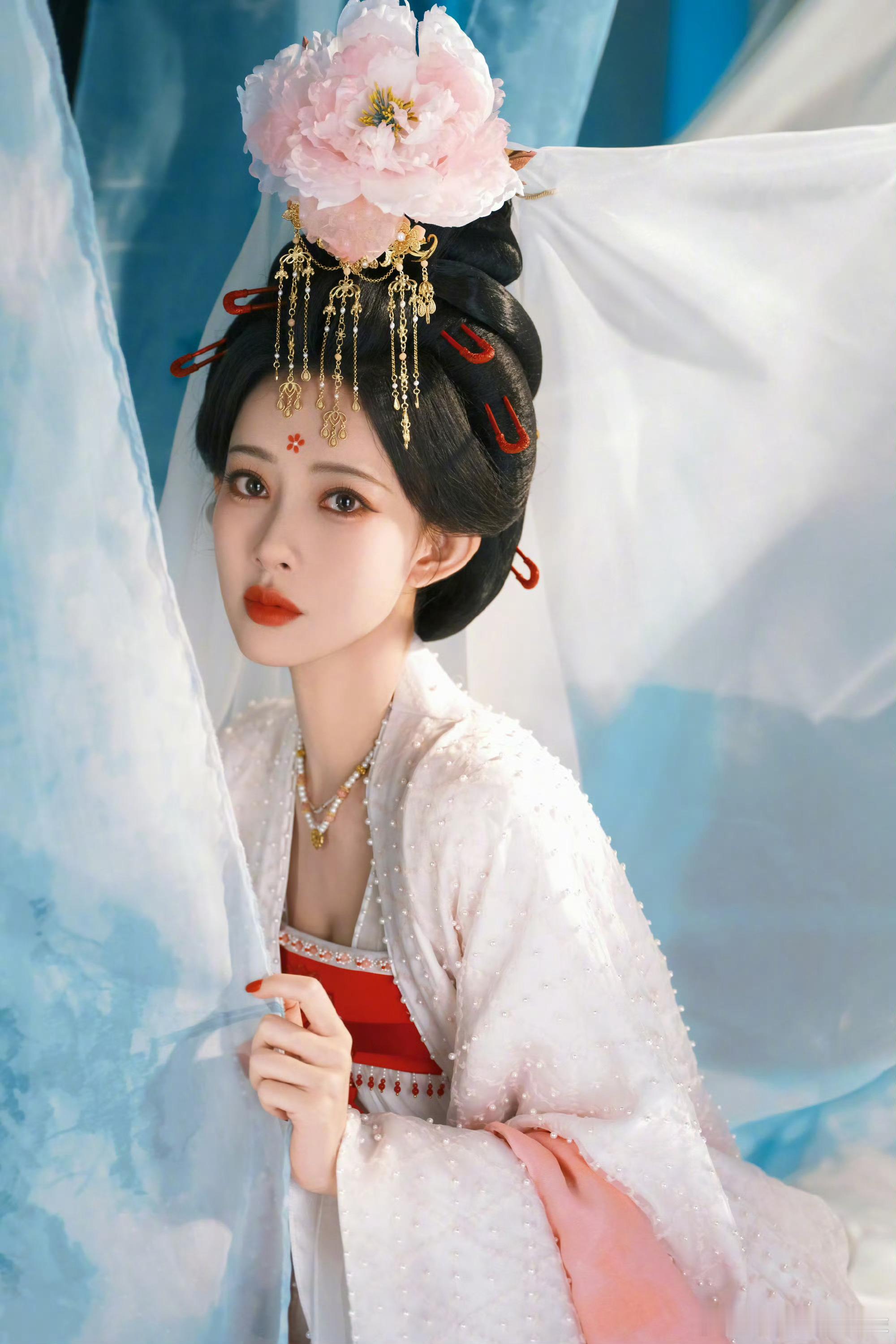 《尚公主》也是套了唐朝的壳子，架空朝代。孟子义这个发型画蛇添足加了头纱。做唐大头