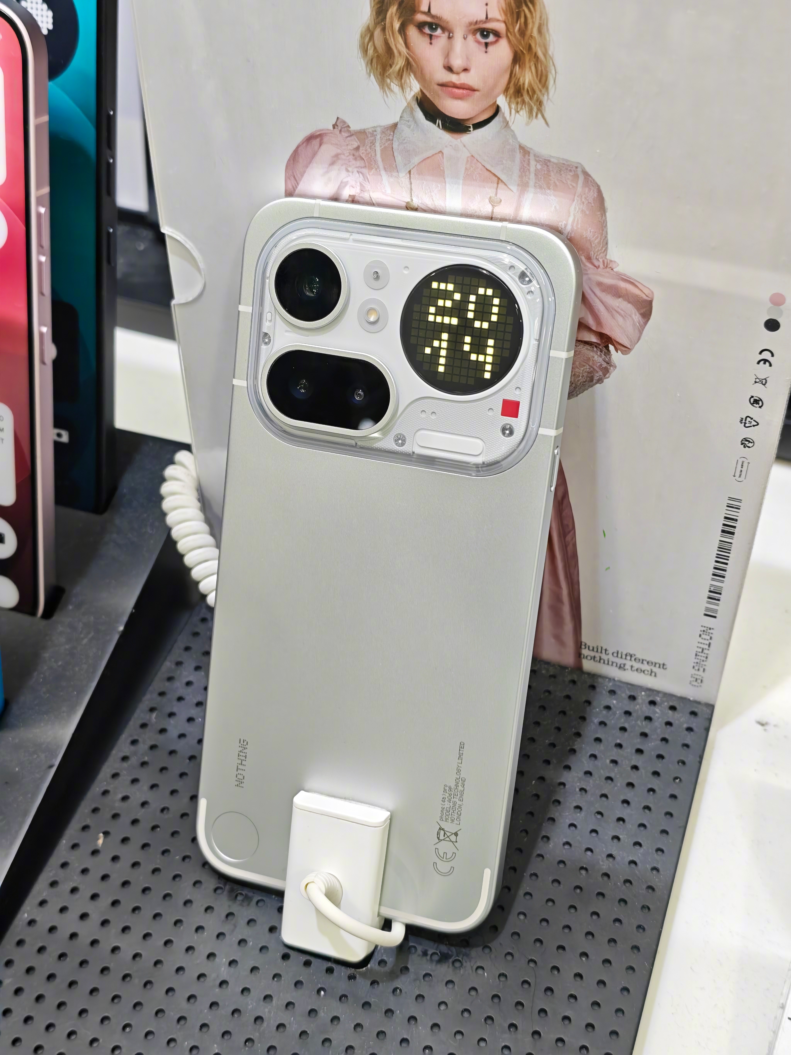 Nothing 的机子在香港这边还是挺常见的，不过真正买来用的还是比较小众吧