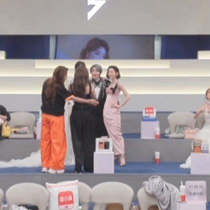 aq拍照，图图给挡住防止她掉下台阶咋镇贴心 