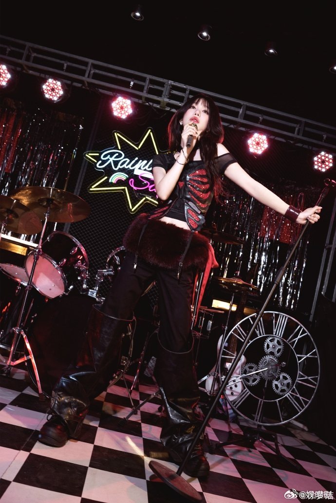 徐梦洁女团味 徐梦洁就是这个女团味看着徐梦洁在舞台上闪闪发光的样子，真心觉得内娱