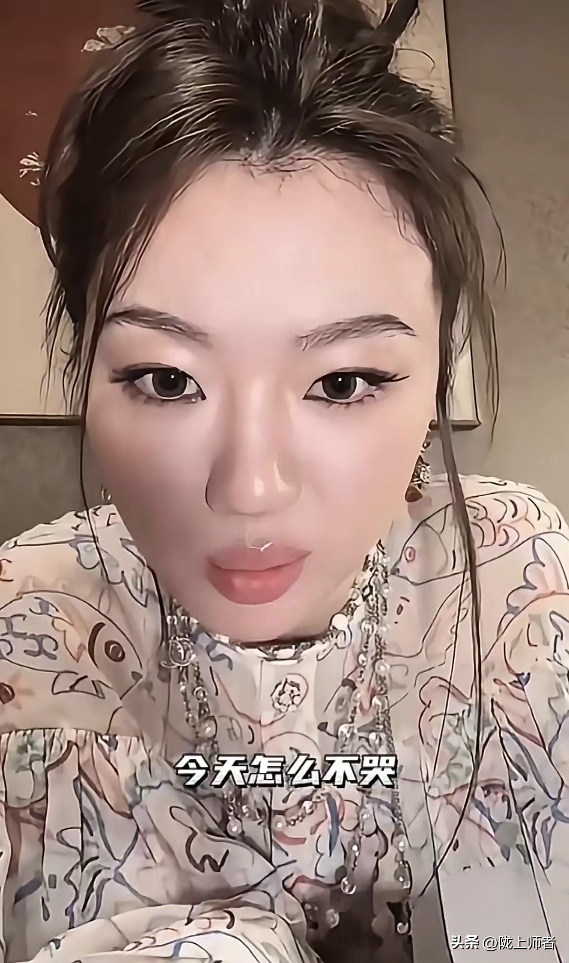 单依纯！只有我一个人感觉这嘴是歪的吗？是不是嘴唇上动过“刀”？