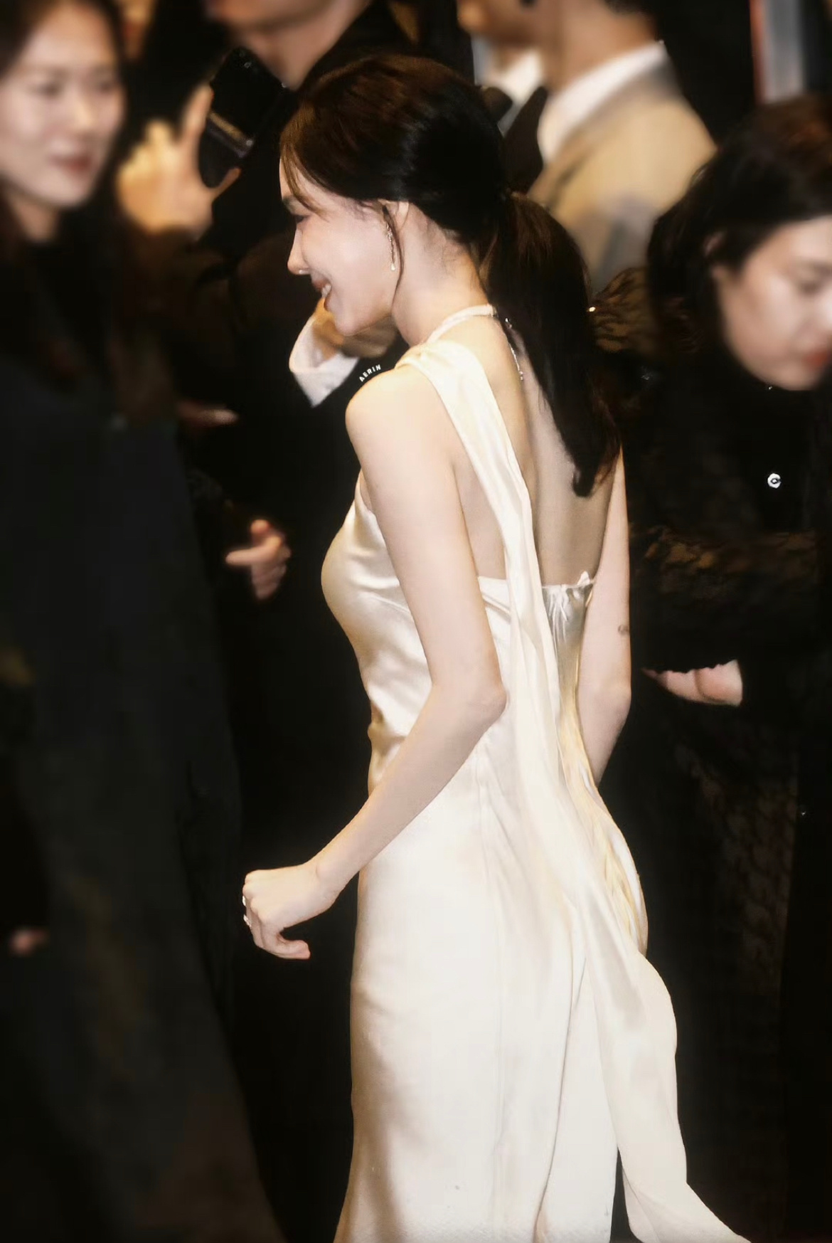 好漂亮的背部线条  好漂亮的背沟 好完美的女人…金玟庭