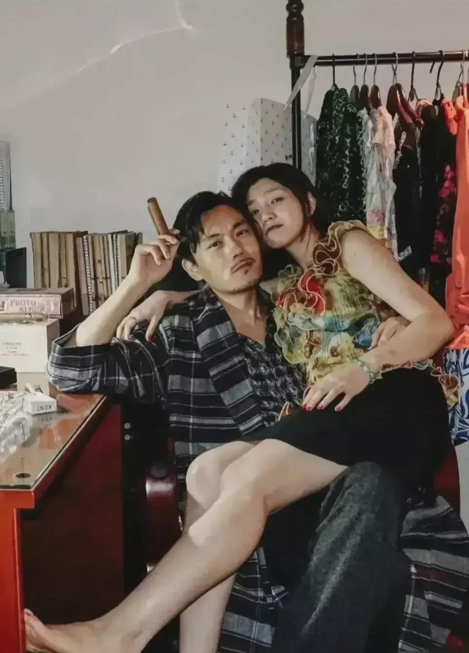 陈晓没想到，陈妍希曾经亲昵的坐在秦昊大腿上，躺在秦昊的怀里！

这是16年秦昊和