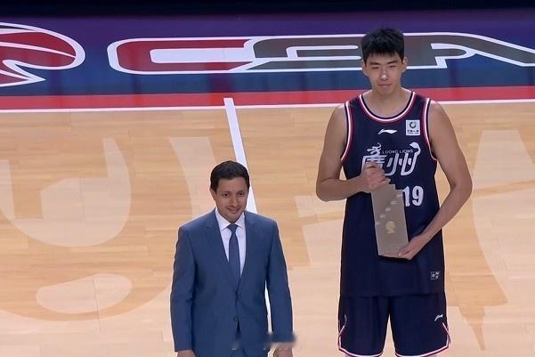 恭喜徐昕，年度最具进步球员！相信杜锋指导也会很欣慰吧！龙狮男篮vs广东男篮广州龙