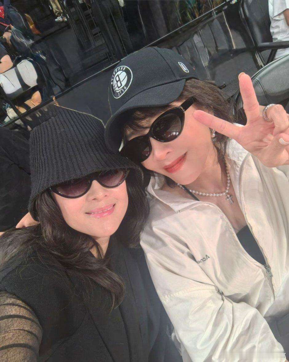 刘嘉玲晒NBA中國賽跟姨的合照，好多明星去了 ​​​