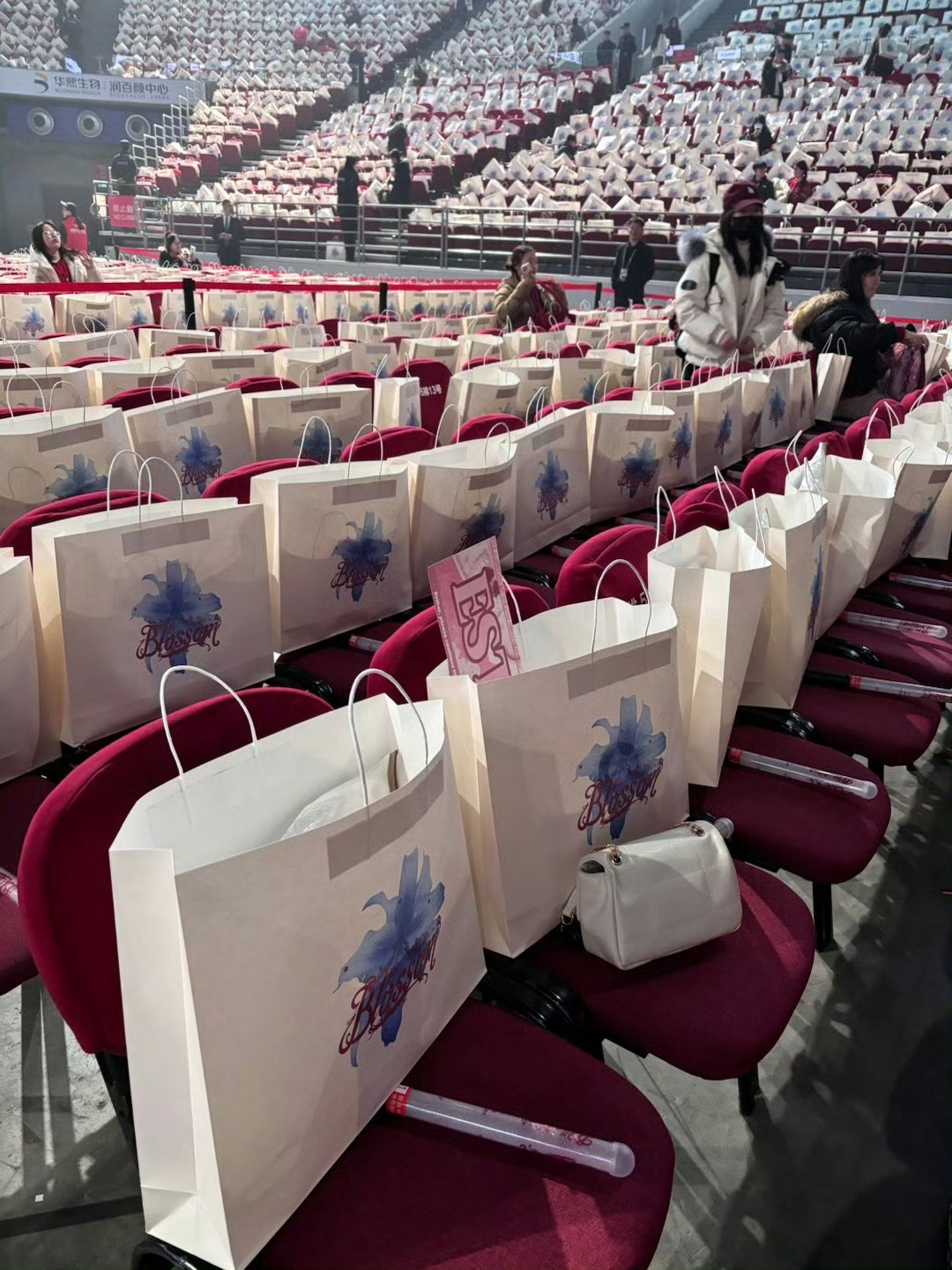 虞书欣给一万个座位每个都安排了伴手礼，哪怕是包厢也都没落下