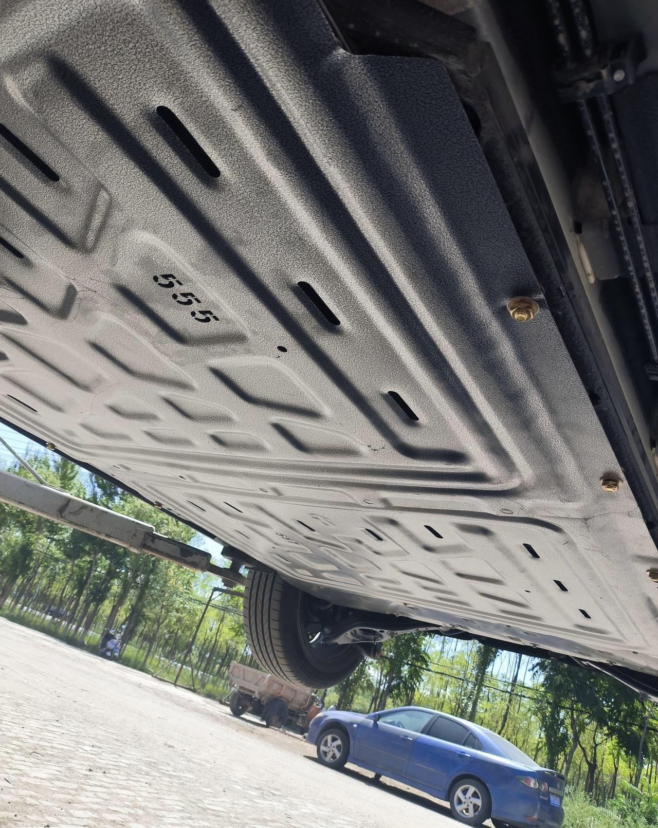 开了三年SUV，前两年没装底盘护板，今年终于补上了，说说真实感受。
日常在城市铺