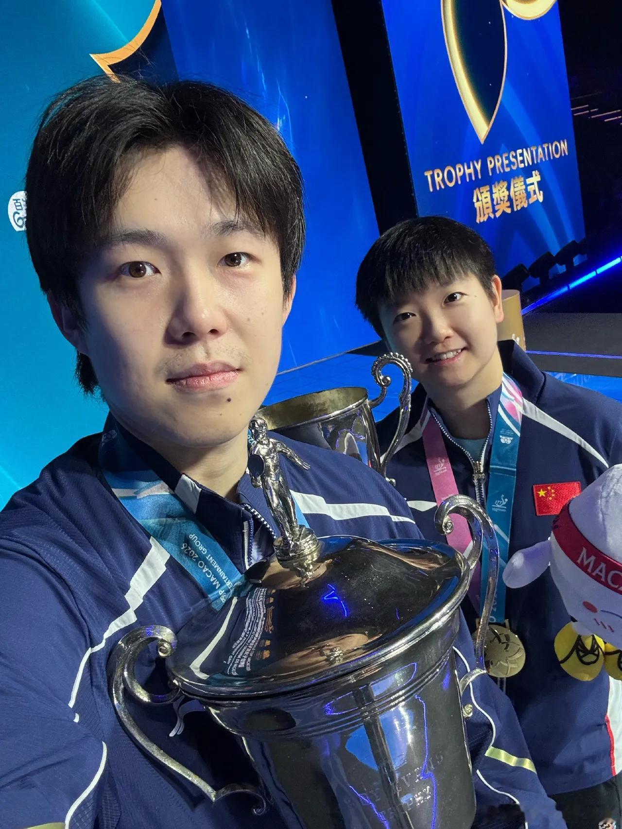 两位世一顶峰相见，见面就吵一架，为了谁拍照的事争吵，大头挨了莎莎白眼之后乖乖拍照