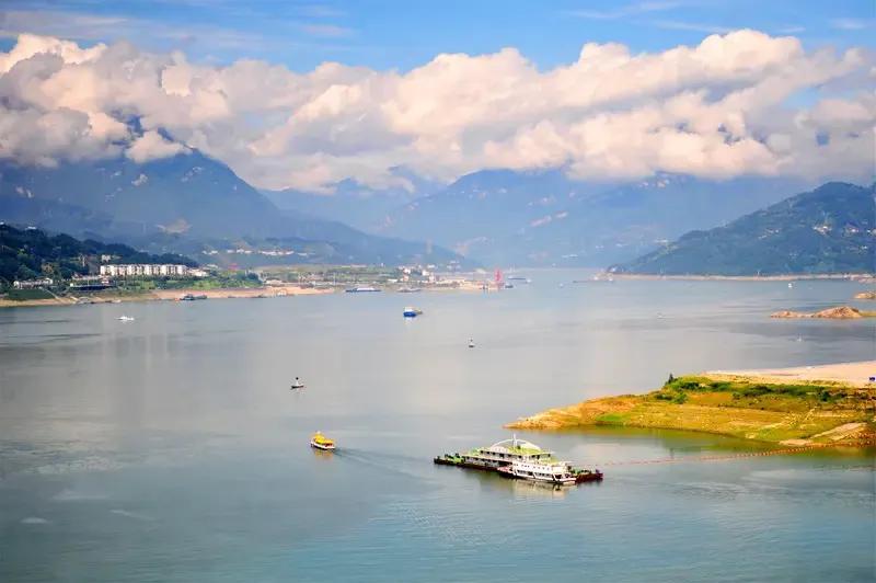 创新智能正以排山倒海之势重塑人类的百年格局。回顾历史，每一次重大的科技革新都带来