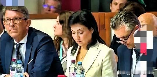 要毁掉一个民族，
只需让一些情感大于理性的女性政客上台。德国经济部长凯琳娜，就做