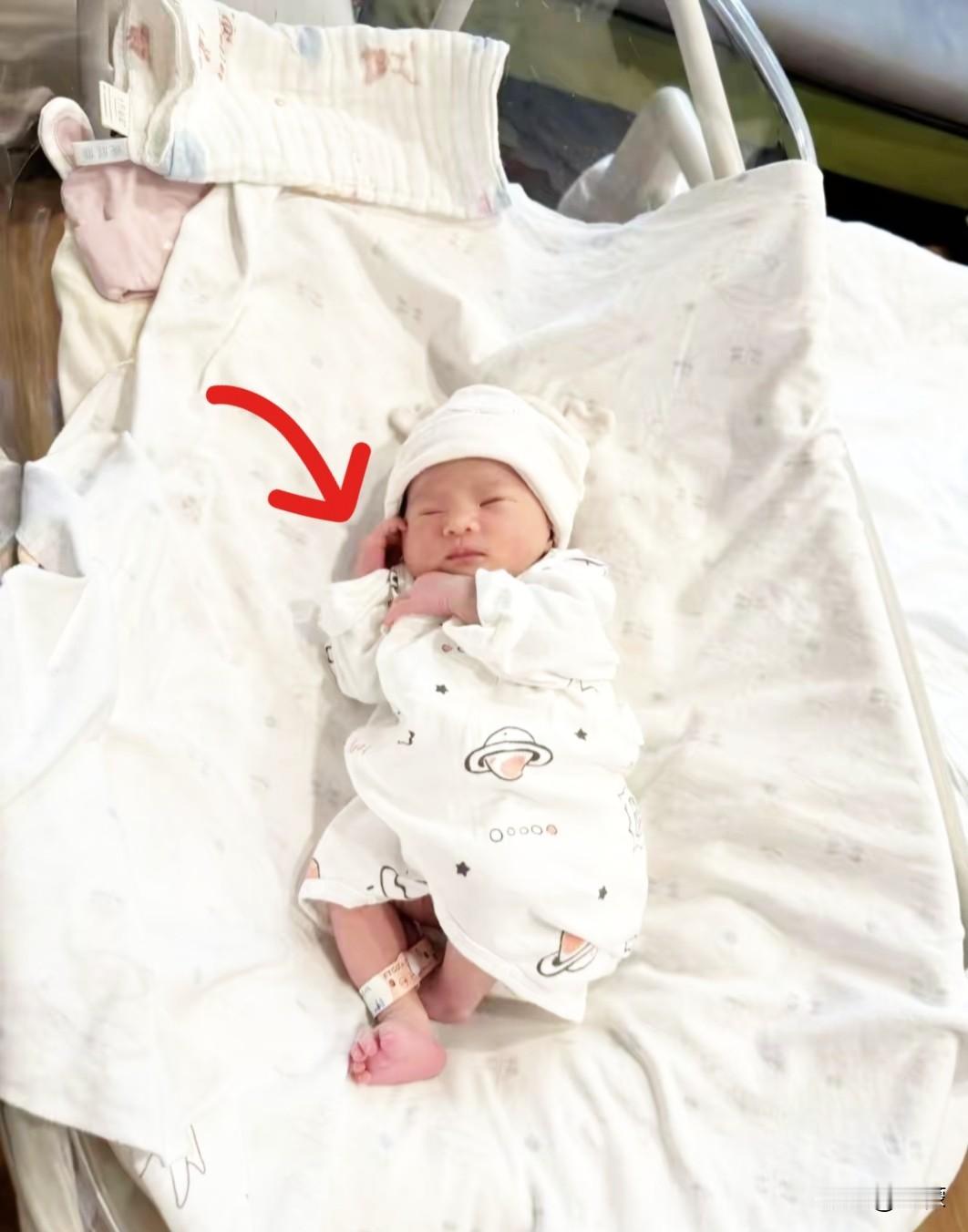 解释不清楚了
产房内气氛凝重到了极点，
刚降生的男婴毫无呼吸，医生轮番拍打了好几