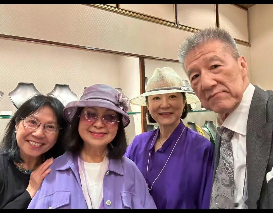 72岁林青霞现身香港一家珠宝店买翡翠，她穿着紫色上衣，打扮贵气时尚，整个人看起来
