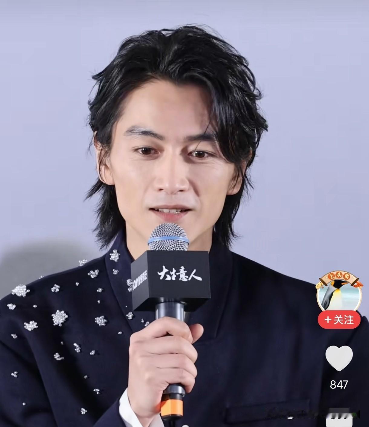 陈晓也老了，也可能是太瘦的原因，法令纹也出来了，脸上看着也不平了，他这种骨相的人