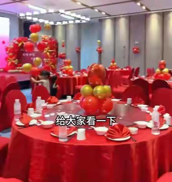 33岁千万富翁王晓举寻亲成功，送亲妈一套房一张卡33个红包，亲妈见儿子神情让人破