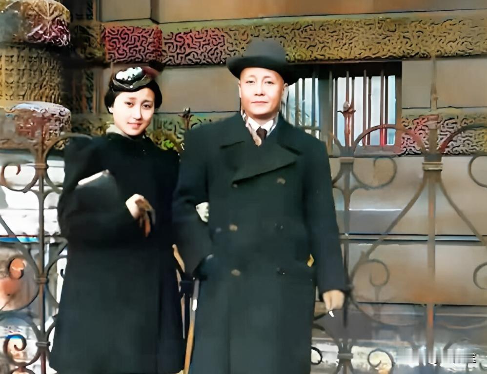 1936年，十七岁的蒋英与父亲蒋百里站在法国巴黎的卢浮宫前。蒋英少年时曾翘文学课