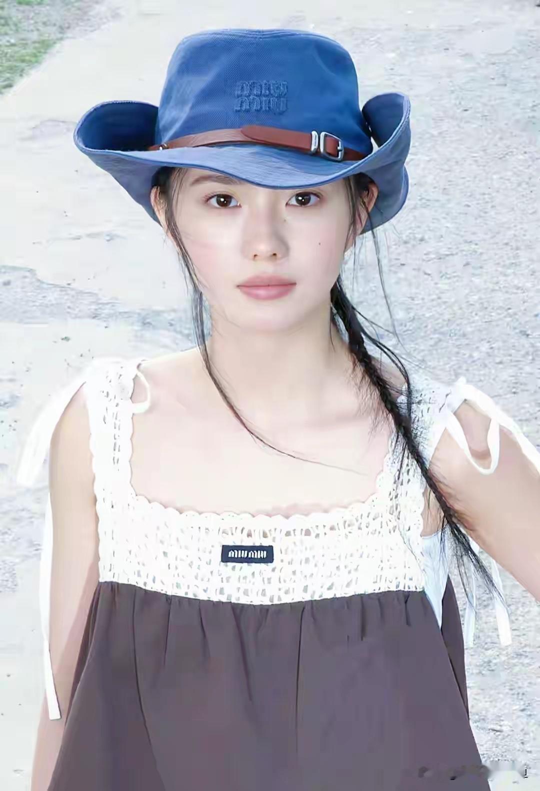 刘浩存今年第五本主流女刊，时尚杂志少见这么纯粹的田园风，好美