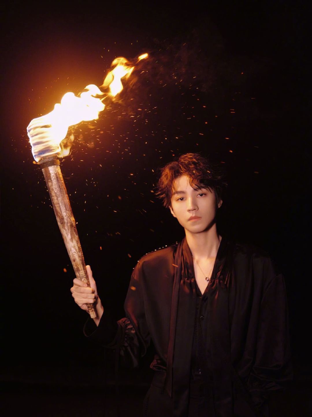 王俊凯湿身江苏卫视跨年开场即高光，动感舞步踩准《Beautiful》每一拍，水舞