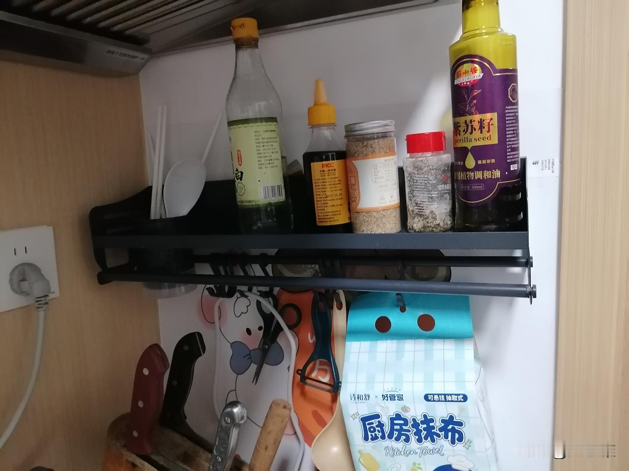 退休第648天，早安。

早上，我去碰了昨天涂了固定胶的置物架，结果失败了，胶水