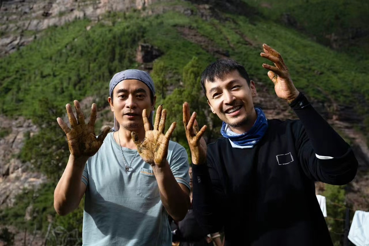 胡歌陈龙一起铺牛粪的交情胡歌陈龙戏里搭档演戏，综艺放下偶像包袱，直接上手铺牛粪。