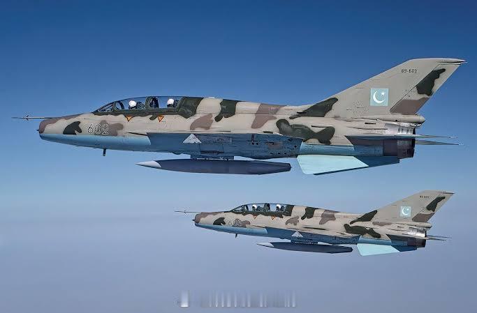 扒鸡斯坦空军订购的贵飞FT-7P战斗教练机非常有意思的是，这些教练型号一开始并未