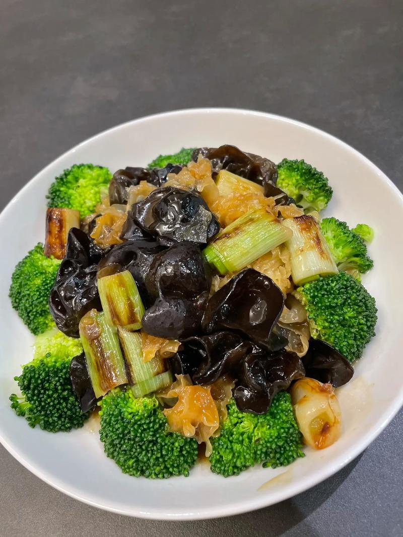 给自己找点新乐子，生活才更精彩！不妨试试学做一道新菜、开始一本好书，或者报名参加