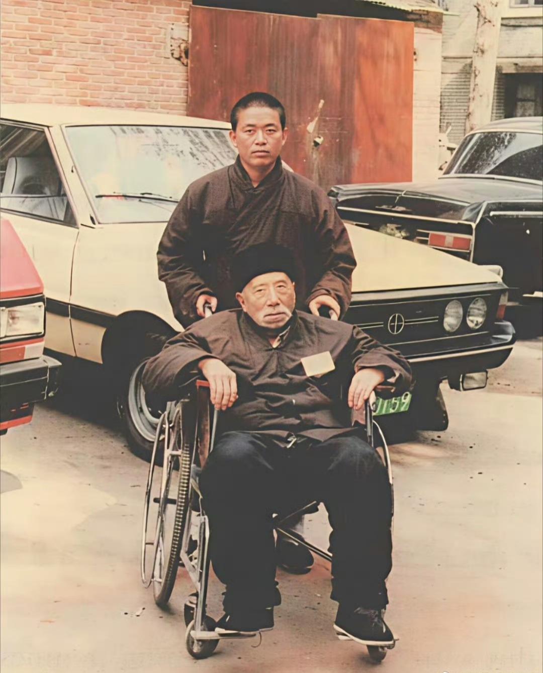 1986年，21岁的释永信推着师傅行正禅师（释行正）外出就医的照片。
一年后（1