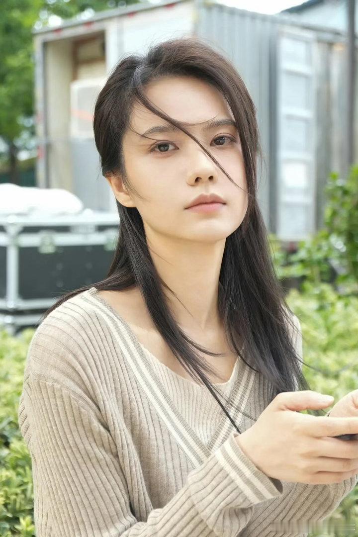她学历高被保送北京电影学院硕士还有奖学金，搭档白鹿都没火，如今新剧《爱情有烟火》