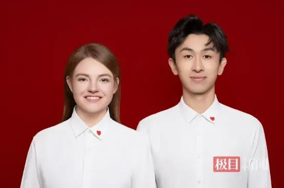 电梯里一句散装英语，换来一场全网围观的婚礼。一年半以后，还是电梯里走出来的那个人