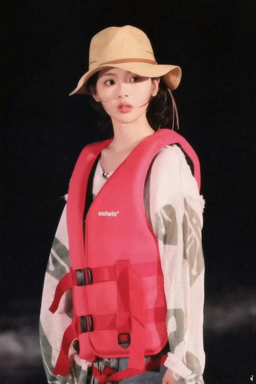 #杨超越送谢涤葵已老实求放过#咱就说这一波互动也太可爱了吧，这样的操作也是没谁了