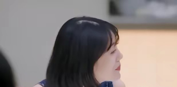 #李溪芮自嘲秃头姐#很多明星其实发量都很少，有的像李溪芮这样发缝宽，有的发际线高