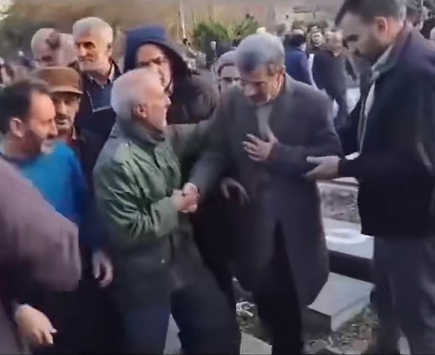 伊朗前总统内贾德突然现身一处烈士公墓，令“斩首”谣言不攻自破。

当天现场人很多