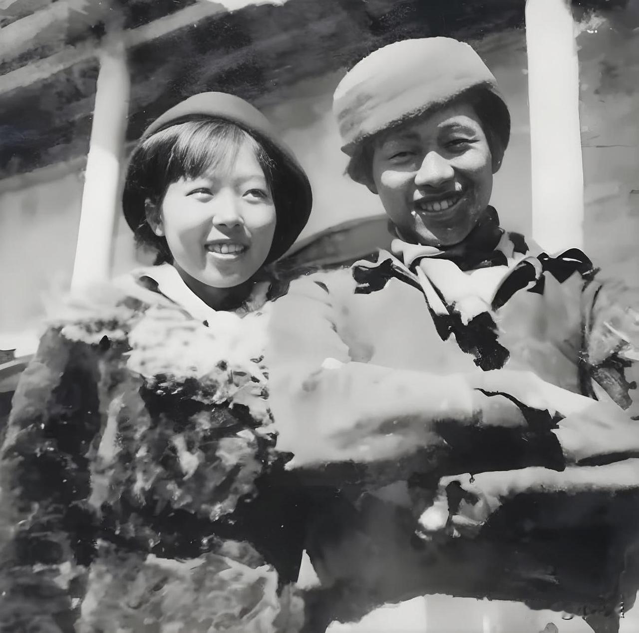 1938年五月，腹中怀着萧军孩子的萧红，在武汉和端木蕻良举行了婚礼。是夜，两人沐