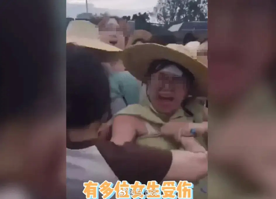 #西安警方通报奥体中心体育场歌迷打架# TFBOYS十周年演唱会，演唱会还没开始