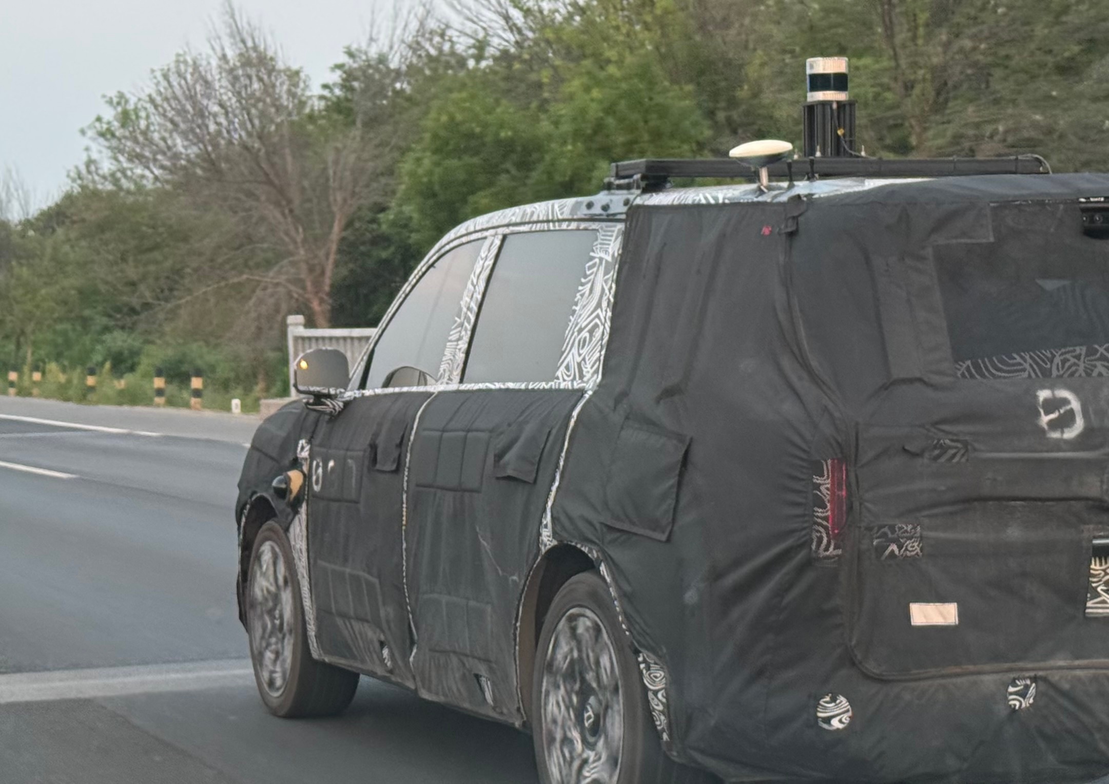 路遇一辆武装到牙齿的大型 SUV 伪装车，车上还有雷达在收集数据。大家能看出这是